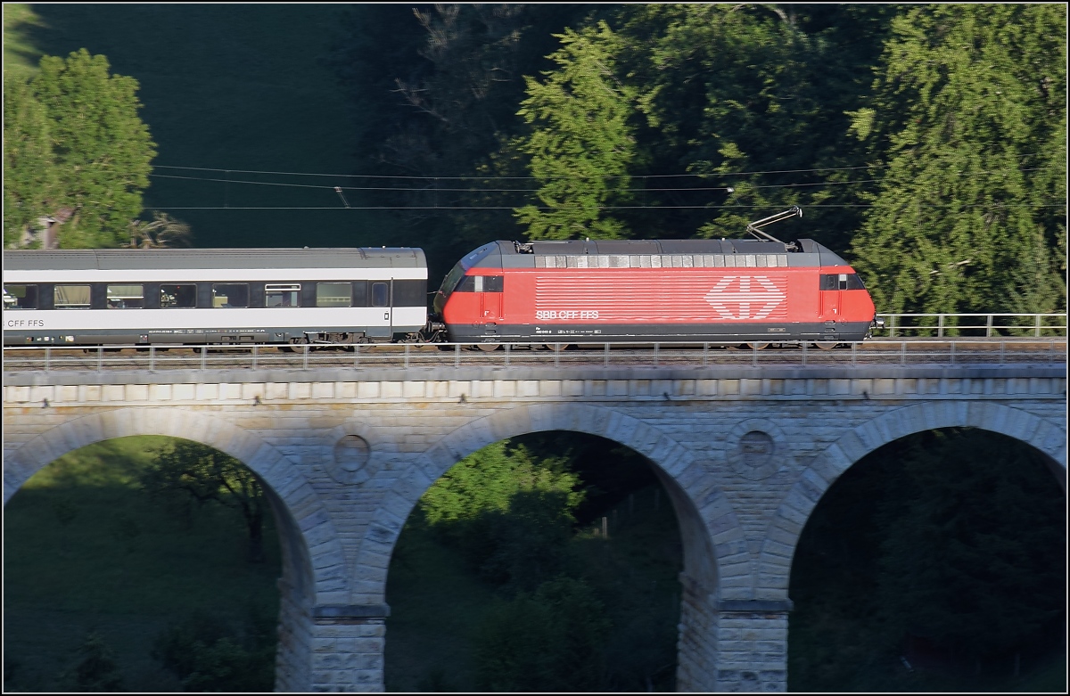 Umleiterverkehr auf dem Läufelfingerli. Re 460 045-0 auf dem Rümlinger Viadukt. August 2018.