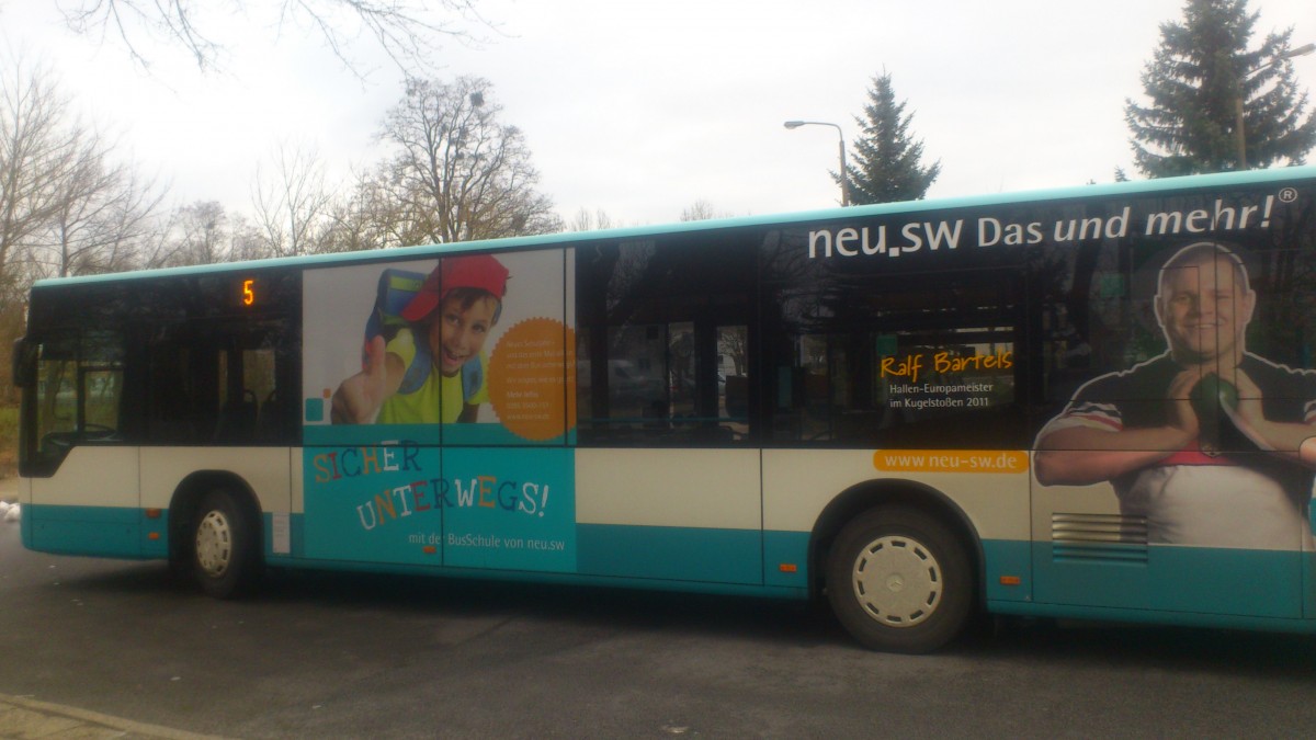 ...und dann auch nochmal NB SW 540 mit seiner Werbung f�r die Busschule der NEU.SW in eigener Sache.... hier am Endhaltepunkt der Linie 5