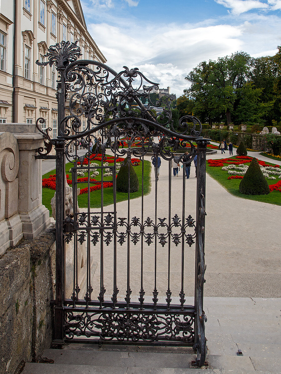 Und hier ein etwas anderer Blick durch den Mirabellgarten in Salzburg auf die Festung Hohensalzburg, links das Schloss Mirabell, hier am 10.09.2022.