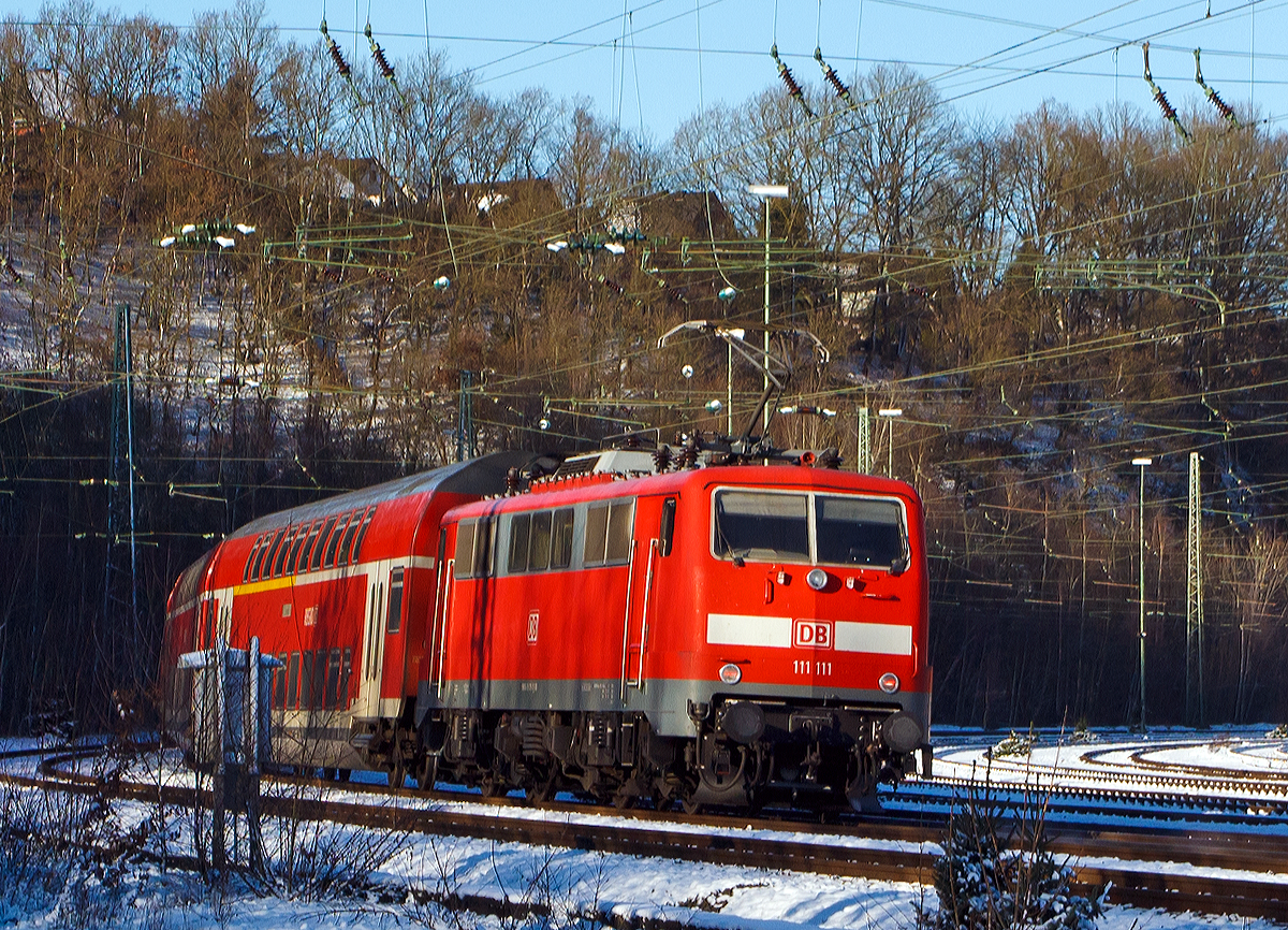 
Und noch im Nachschuß (Bildausschnitt).....
Die 111 111-1 (91 80 6111 111-1 D-DB) der DB Regio NRW schieb, bei mäßigem Schneefall am 27.12.2014, den RE 9  - Rhein-Sieg-Express (Siegen – Köln - Aachen) von Betzdorf/Sieg weiter in Richtung Köln.
