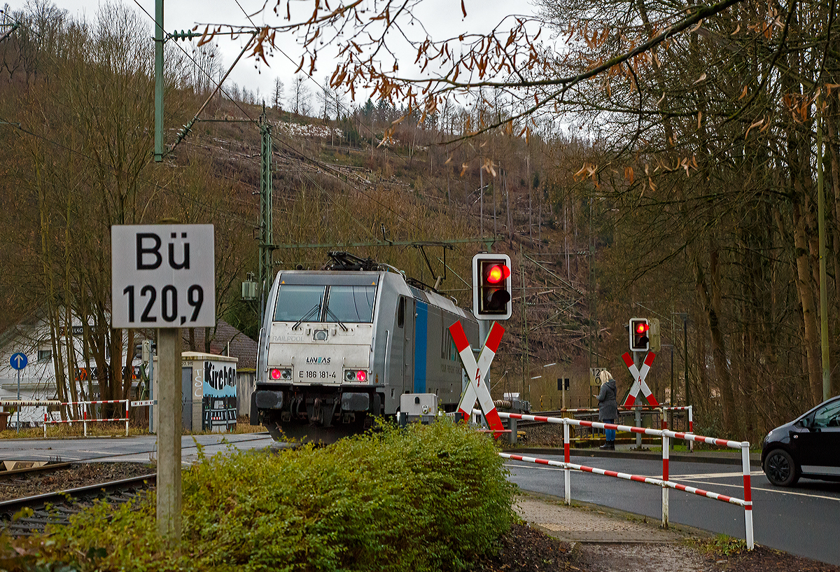 Und nochmal als Nachschuss am Bü 120,9.....
Die an die LINEAS Group NV/SA vermietete Railpool E 186 181-4 (91 80 6186 181- 4 D-Rpool) fährt am 07.01.2022, als Lz (Lokzug) bzw. Tfzf (Triebfahrzeugfahrt) durch den Bahnhof Kirchen (Sieg) in Richtung Köln. Die Lineas Group nv/sa (ex B-Logistics, ex B Cargo) ist eine belgische Schienengütergesellschaft.

Die Bombardier TRAXX F140 MS wurde 2008 von Bombardier in Kassel unter der Fabriknummer 34411 gebaut und an die Veolia Cargo Deutschland GmbH ausgeliefert und war an die ITL als 91 80 6186 181-4 D-ITL vermietet.  Im Jahr 2009 wurde sie an die Railpool GmbH (München) verkauft, Mieter waren u.a. die SBB Cargo Deutschland bzw. International, METRANS Rail, RTB Cargo, SNCB und die HSL Logistik, Seit 2020 ist sie an die LINEAS vermietet.

Die Multisystemlokomotive hat die Zulassungen bzw. besitzt die Länderpakete für Deutschland, Österreich, Belgien, Niederland, Tschechien und Slowakei (D/A/B/NL/CZ/SK).