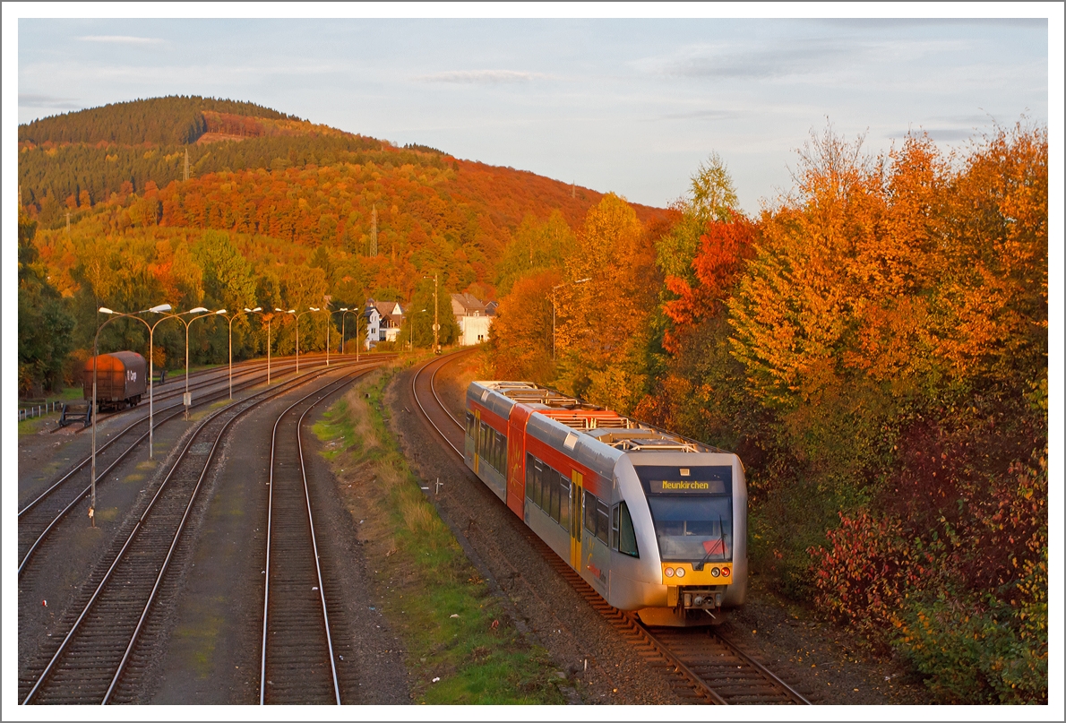 Und nun als Nachschu, mit dem Licht der untergehender Sonne....
Ein Stadler GTW 2/6 der Hellertalbahn fhrt am 22.10.2013 vom Bahnhof Herdorf weiter in Richtung Neunkirchen.