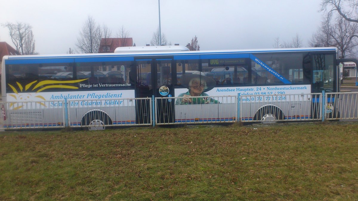 ....und die rechte Fahrzeugseite des Mercedes mit seiner Werbung 