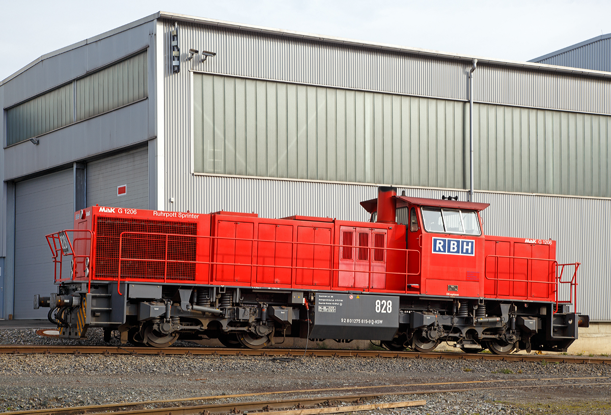 
Und in Seiteansicht....Die 275 815-9 (92 80 1275 815-9 D-KSW) eine MaK G 1206, ex Ruhrpott Sprinter RBH 828, ist am 08.11.2015 in Siegen-Eintracht abgestellt.

Die MaK G 1206 wurde 2000 von Vossloh (seit 1998 war MaK an Vossloh verkauft) unter der Fabriknummer 1001024 gebaut und an die LC - Locomotion Capital Ltd (ab 2003 Angel Trains Cargo, ab 2010 Alpha Trains Belgien) geliefert. Vermietet war sie an die RBH - RAG Bahn und Hafen GmbH, ab 2006 RBH Logistics GmbH, hier fuhr sie als RBH 828 „Ruhrpott Sprinter“. Seit Oktober 2015 fährt sie nun für die KSW.
