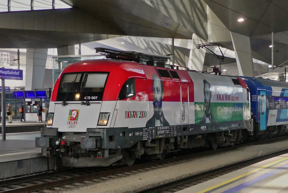 Ungarische Lok 0470 007-0, steht mit ihrem Zug im Hauptbahnhof von Wien. 04.05.2026