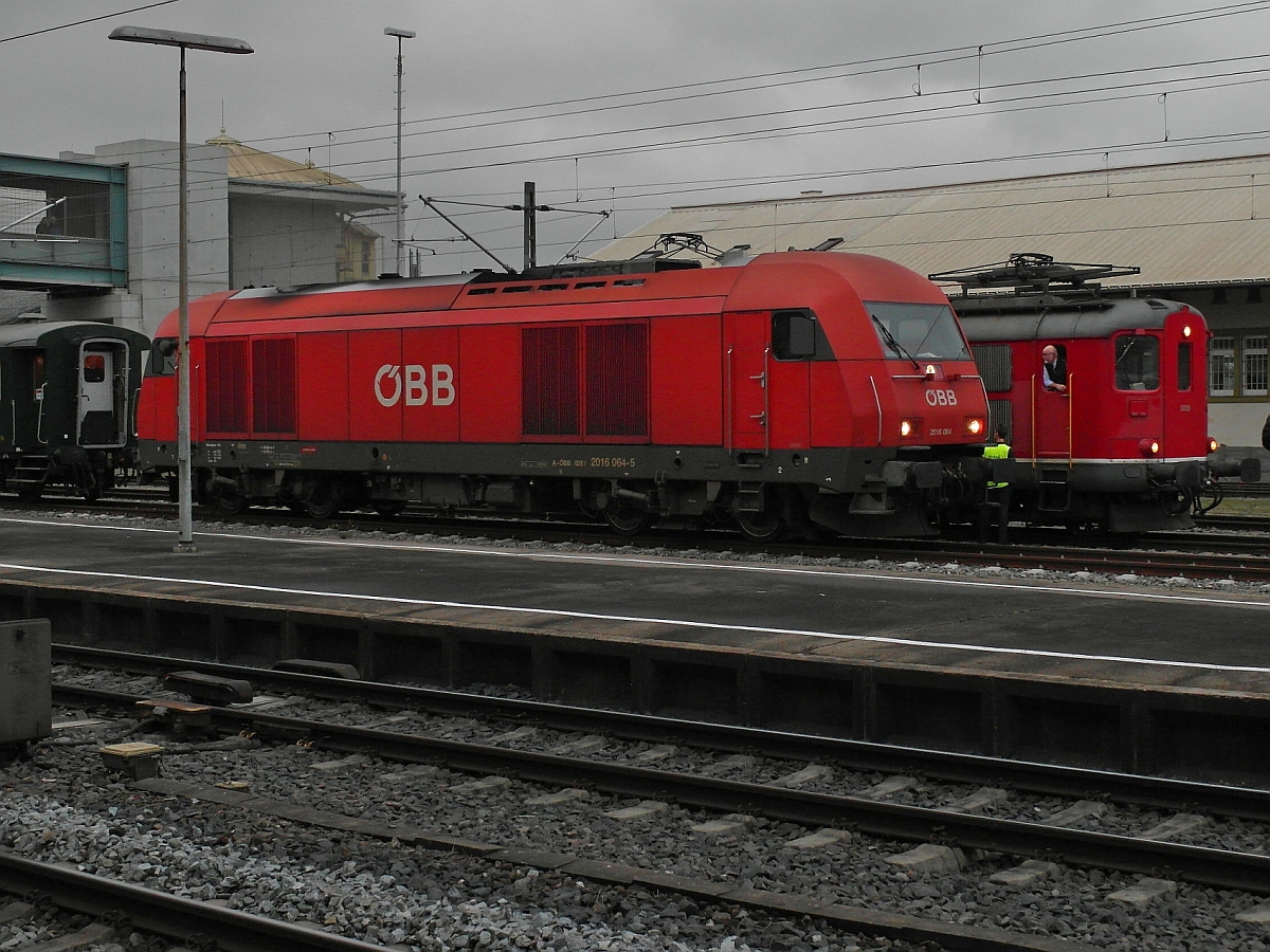 Ungewöhnliche Sichtung - ÖBB-Herkules im Bahnhof Konstanz. 2016 064 erreichte am 07.12.2014 mit einem aus schweizer Wagen gebildeten Sonderzug von München kommend Konstanz. Hier übernahm die Re 4/4 I 10009 den Sonderzug. Anlass war die Rückfahrt vom Münchner Christkindlmarkt nach Winterthur.