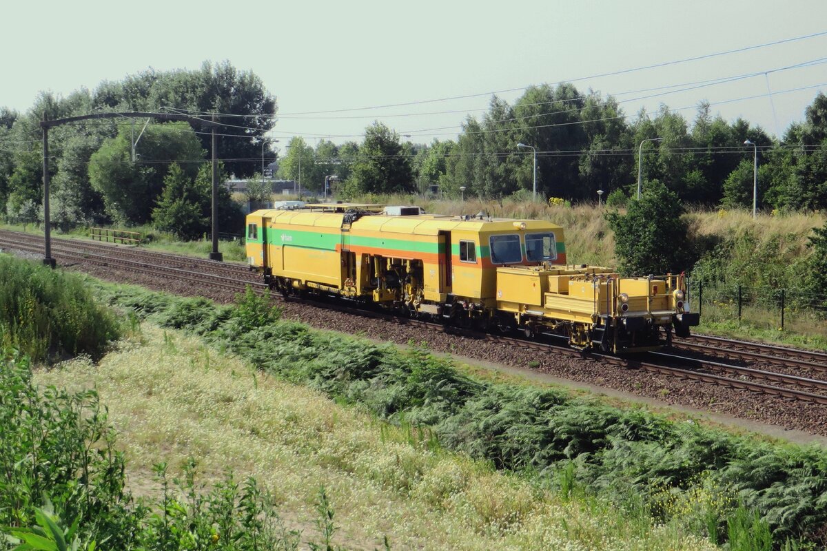 UniMat 204 töfft durch Tilburg-Reeshof am 23 Juli 2021.