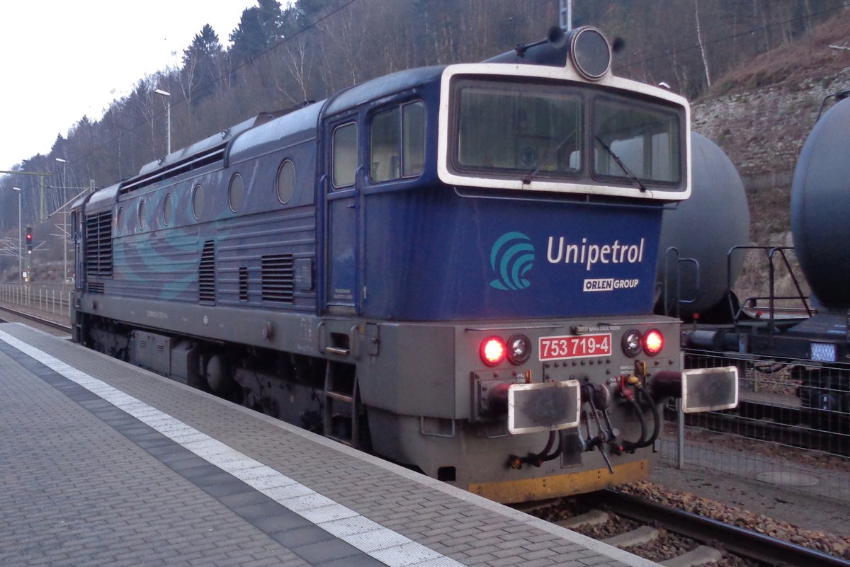 UniPetrol 753 719 lauft am 6 April 2018 u m in Bad Schandau.
