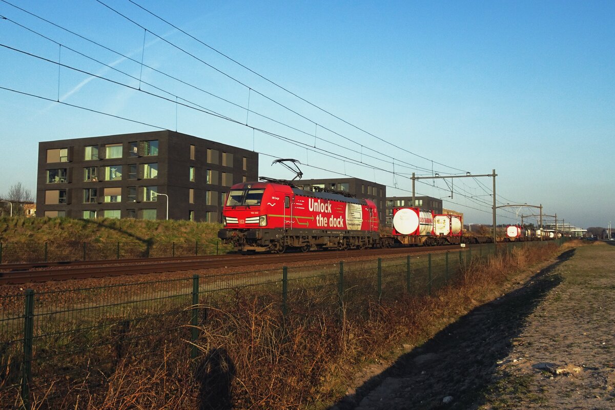 Unlock the Dock 193 342 zieht der Combinant-KLV durch Tilburg-Reeshof am 10 März 2022.