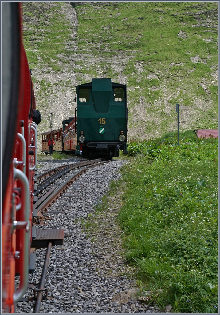 Unser bergwärts fahrender Zug BRB kreuzt in Oberstaffel die beiden talwärts fahrenden Züge mit den Loks H 2/3 N° 15 (Ölgefeuert) und H 2/3 N° 6 (Kohlegefeuert). 
7. Juli 2016