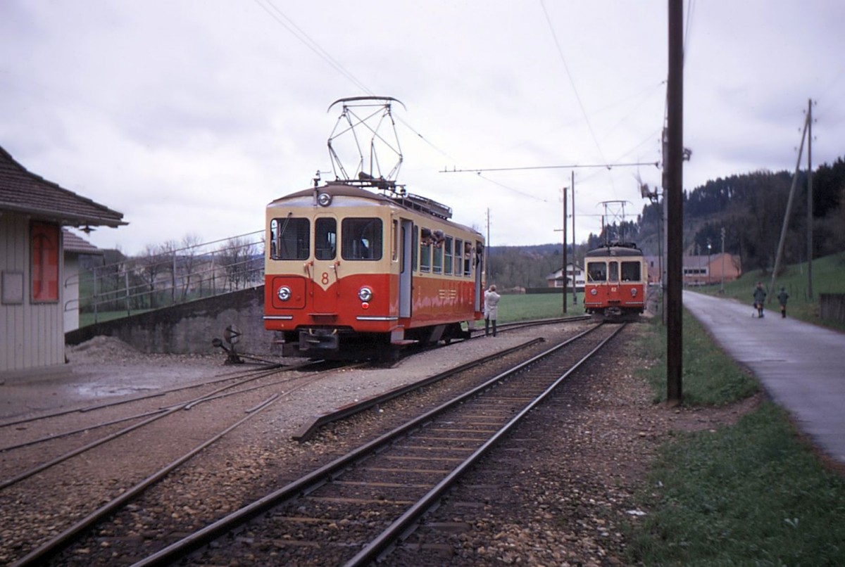 Unterwegs nach Melchnau. Triebwagen 8 der Melchnauer Linie kreuzt OJB 82 in St.Urban, 26.April 1970. 