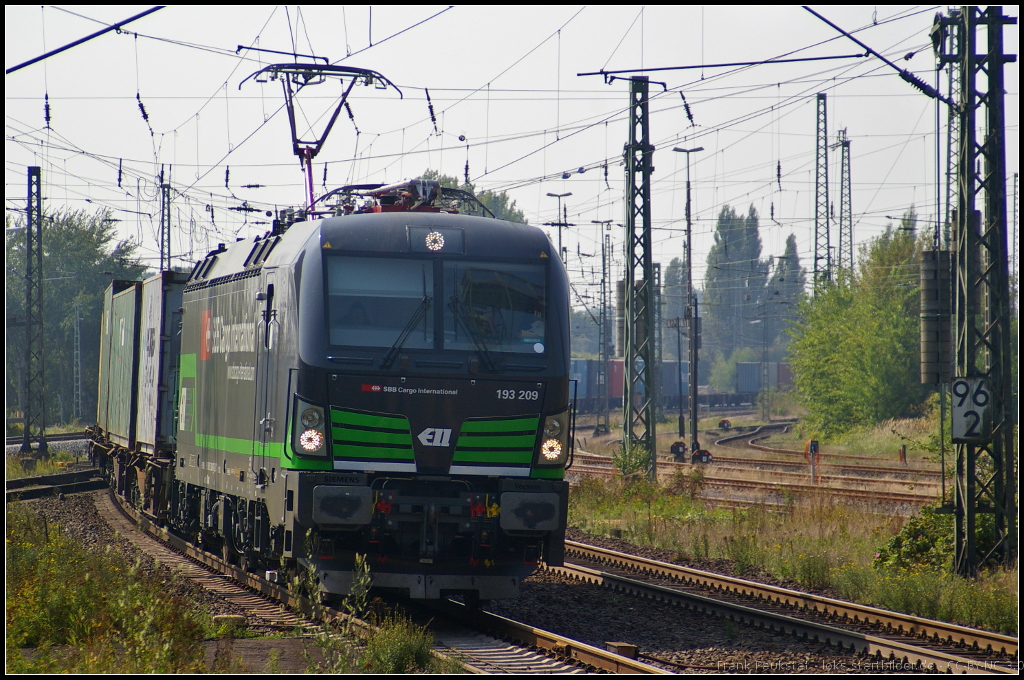 Urspr�nglich von dem EVU European Locomotive Leasing (ELL) gekauft, ist die 193 209-4 an die SBB Cargo International vermietet. Am 05.09.2014 kommt sie mit einem Container-Zug durch Uelzen (NVR-Nummer 91 80 6193 209-4 D-ELOC)