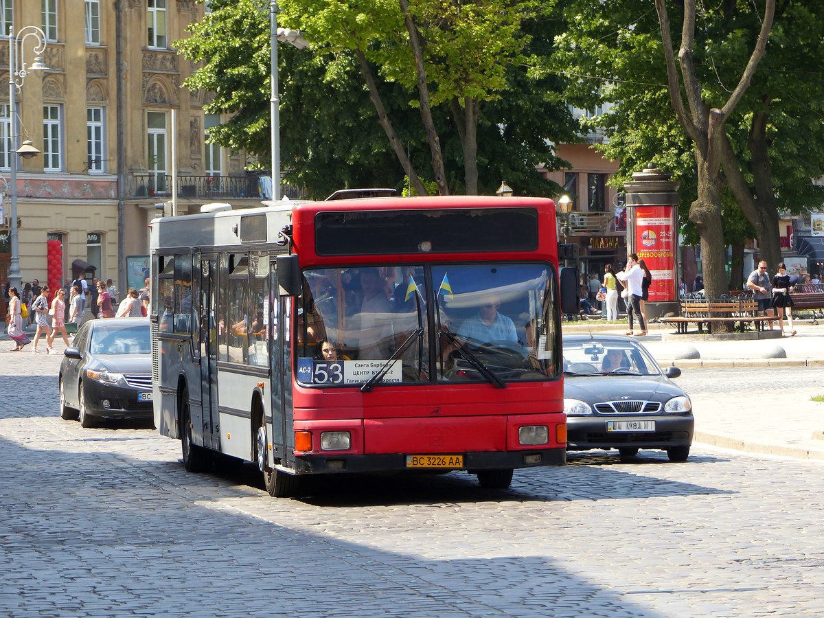 Uspih BM MAN A10 NL222 Bus ex-Dsseldorf Wagen 7242 Baujahr 1998. Prospekt Svobody, Lviv, Ukraine 31-05-2018.

Uspih BM MAN A10 NL222 bus ex-Dsseldorf wagen 7242 bouwjaar 1998. Prospekt Svobody, Lviv, Oekrane 31-05-2018.