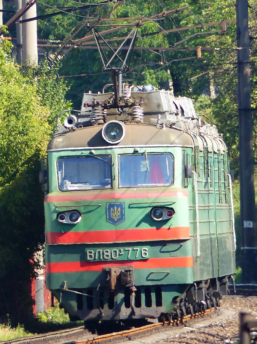 UZ loc VL80-776 bei geschlossen Haltestelle an der Prospekt Viacheslava Chornovola, Lviv 08-09-2016.

UZ loc VL80-776 bij de gesloten halte bij de Prospekt Viacheslava Chornovola, Lviv 08-09-2016.