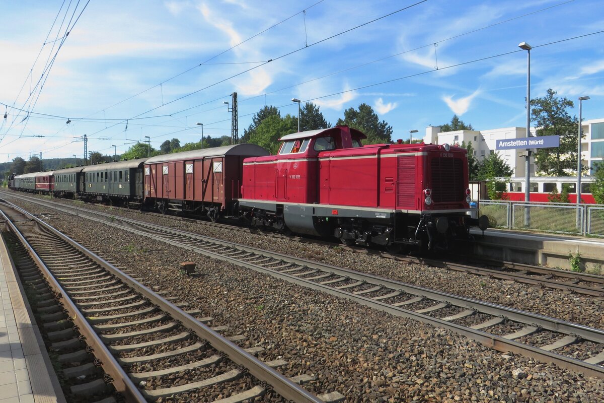 V 100 1019 steht mit ein Sonderzug am 9 Juli 2022 in Amstettem (Württemberg). 