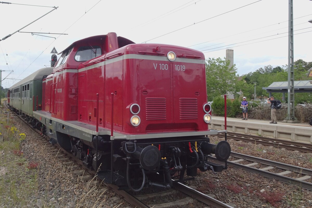V 100 1019 steht mit ein Sonderzug am 9 Juli 2022 in Amstettem (Württemberg). 