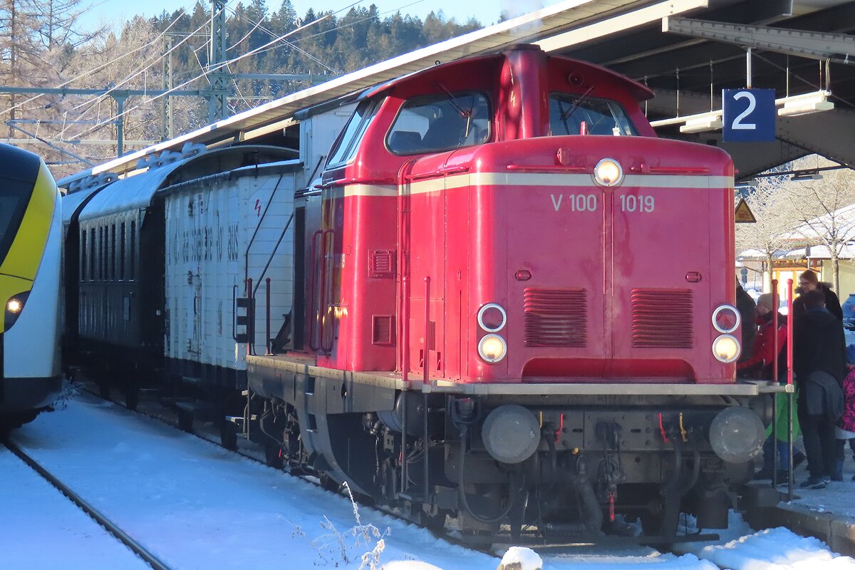 V 100 1019 der UEF hat am 30 Dezember 2024 Kopf gemacht in Titisee und wird nach eine halbe Stunde zurück fahren nach Seebrugg.