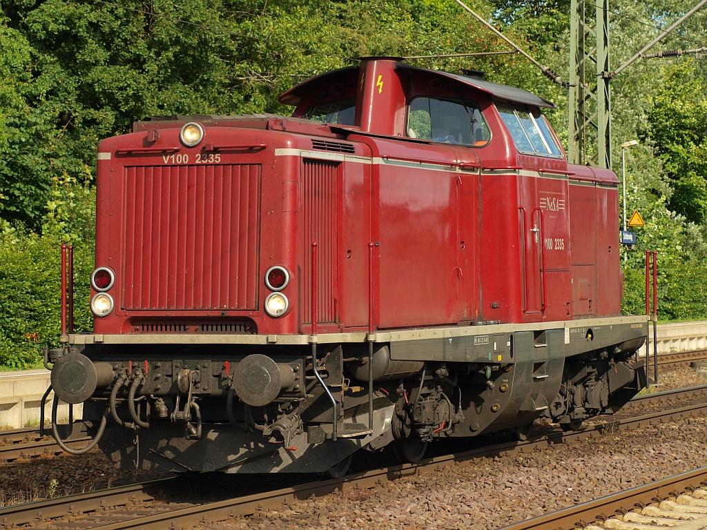 V 100 2335 der NeSA wartet hier im Bahnhof von Schleswig auf die Weiterfahrt nach Padborg um dort einen Bauzug abholen zu können. 14.06.2011