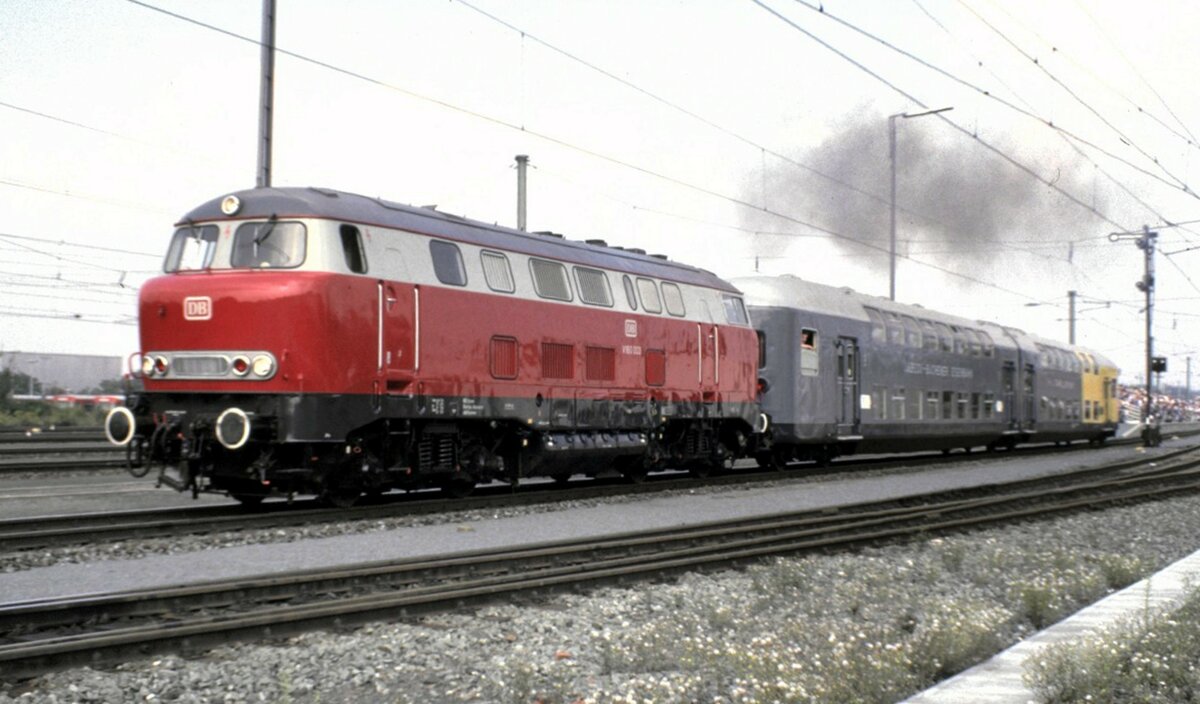 V 160 003 mit Doppelstockeinheit der Lübeck-Büchner Eisenbahn bei der Jubiläumsparade 150Jahre Deutsche Eisenbahn in Nürberg am 14.09.1985.