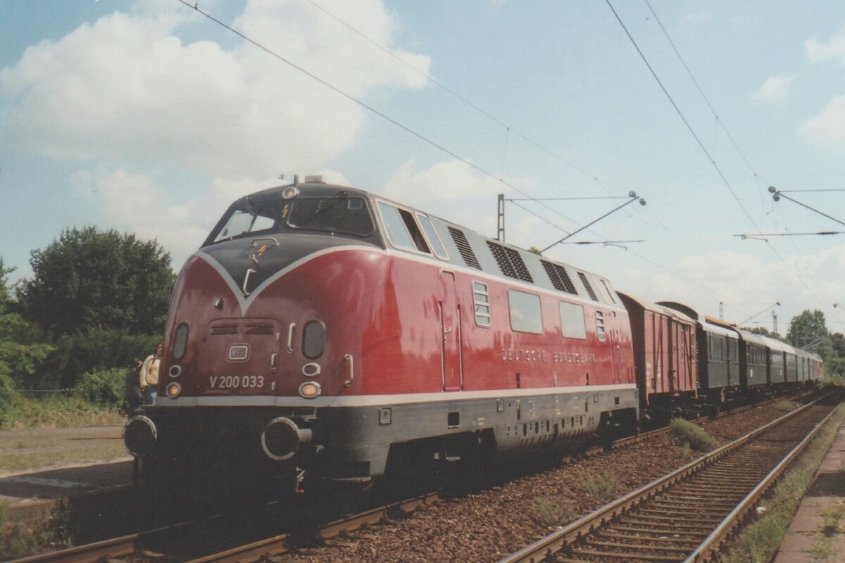 V 200 033 steht mit ein Museumszug am 12 Augustus 2006 in Kaldenkirchen abfahrtbereit.