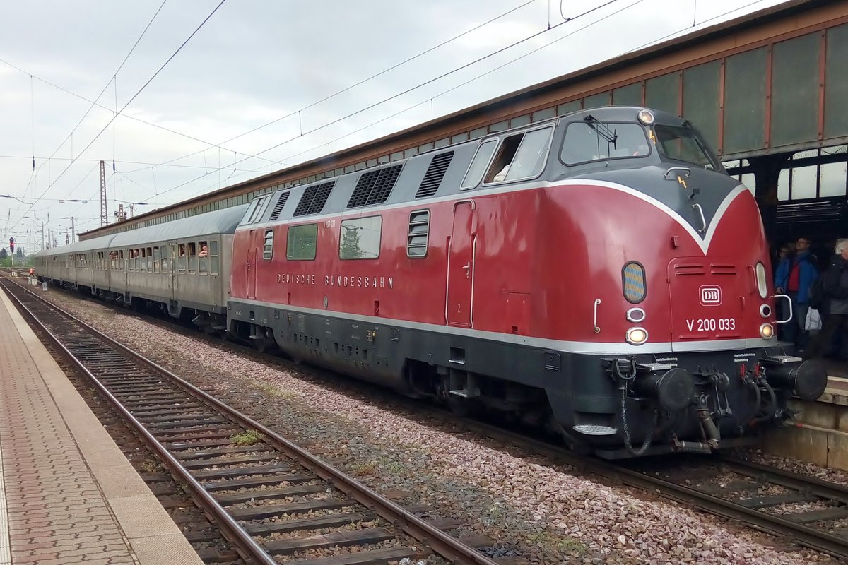 V 200 033 treft am 29 April 2018 mit ein Sonderzug in Trier ein.