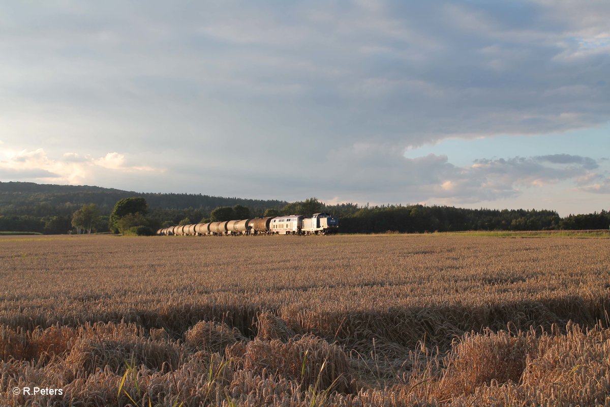 V1253 + 217 002-5 mit einem Kesselzug aus Cheb nach Ingolstadt bei Oberteich. 06.08.16