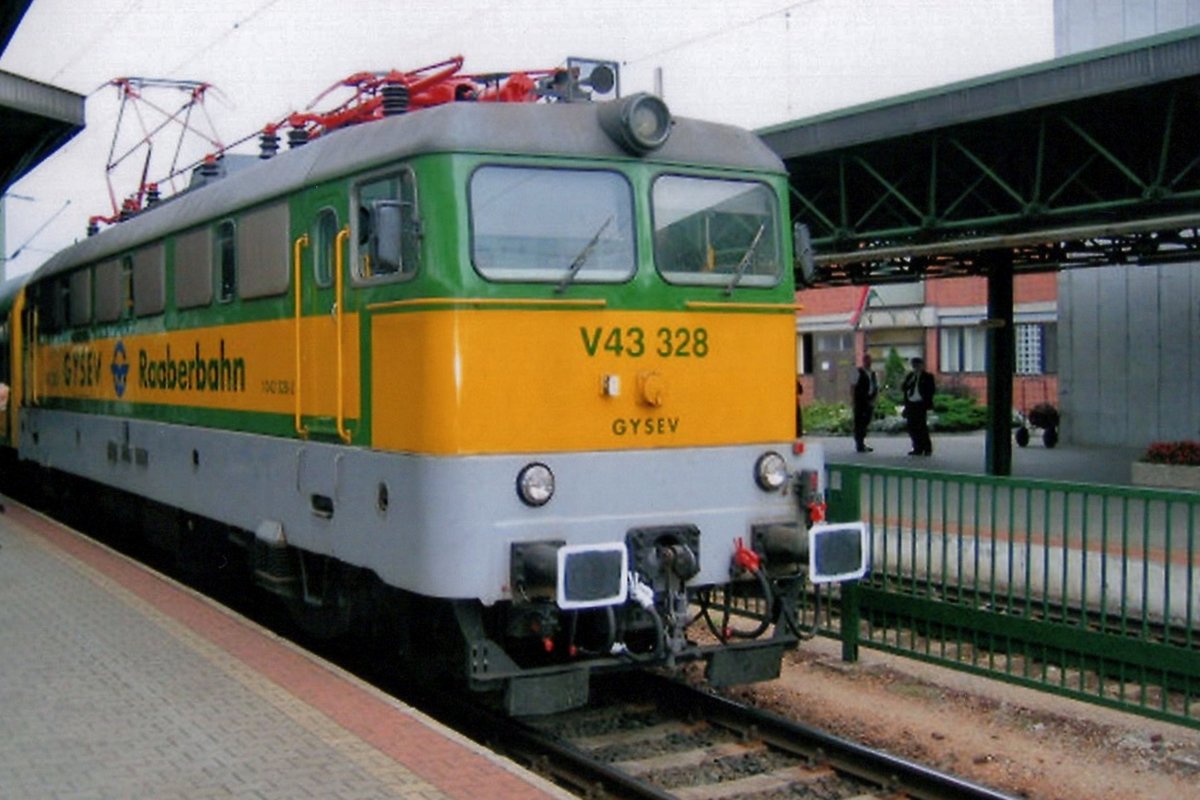 V43 328 steht am 22 Mai 2008 in Sopron.