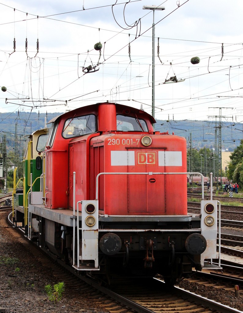 V90 001(3290 001-7)Baujahr 1964 bei MaK unter der Nr. 1000259,z 05.2009, a 02.2011, seit 02.2012 BSW Freizeitgruppe Koblenz Lützel, wird hier von der 360 573 während der Diesel-Parade im DB Museum Lützel gezogen. 29.09.2012(üaVinG)