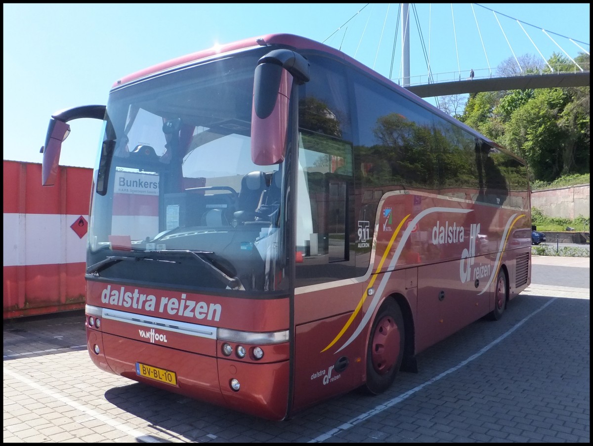 Van Hool T911 von Dalstra Reizen aus den Niederlanden im Stadthafen Sassnitz.