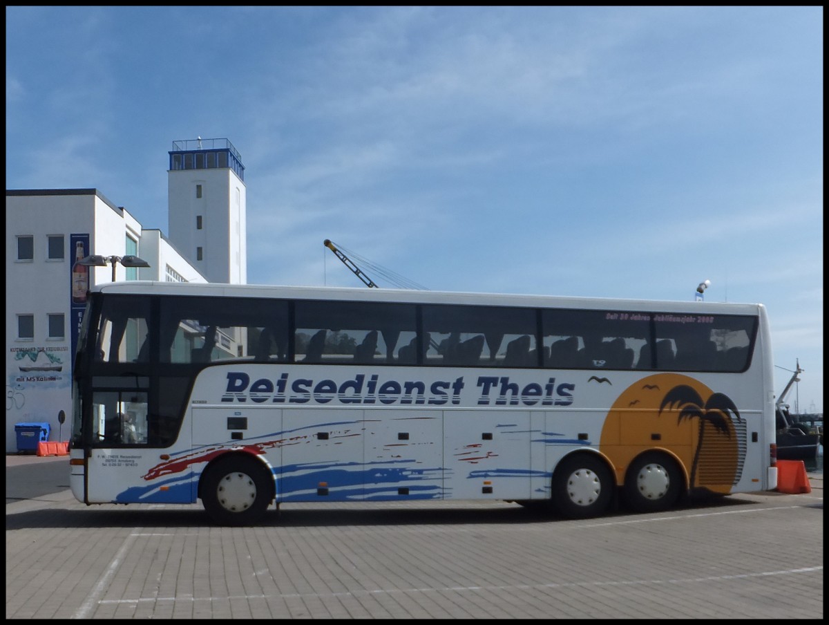 Van Hool T916  vom Reisedienst Theis aus Deutschland im Stadthafen Sassnitz.