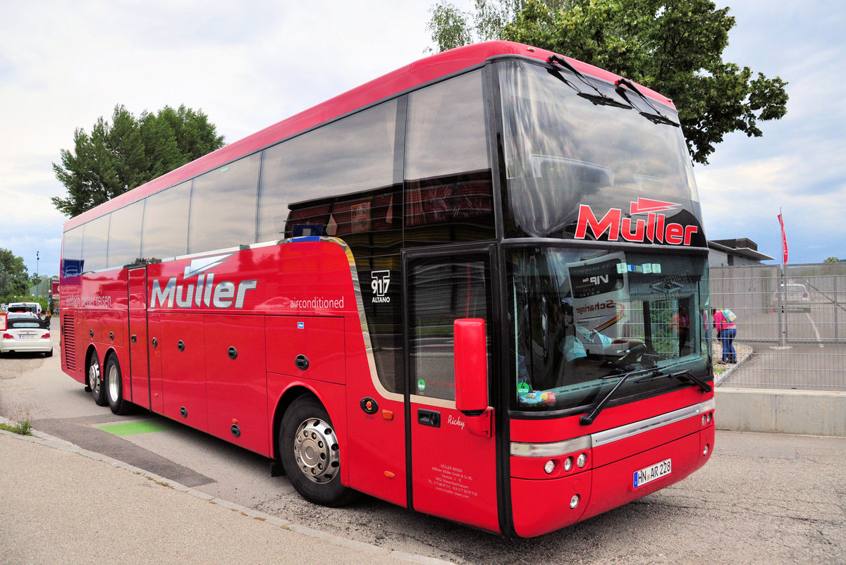 Van Hool T917 Altano von M�ller Reisen aus der BRD in Krems gesehen.
