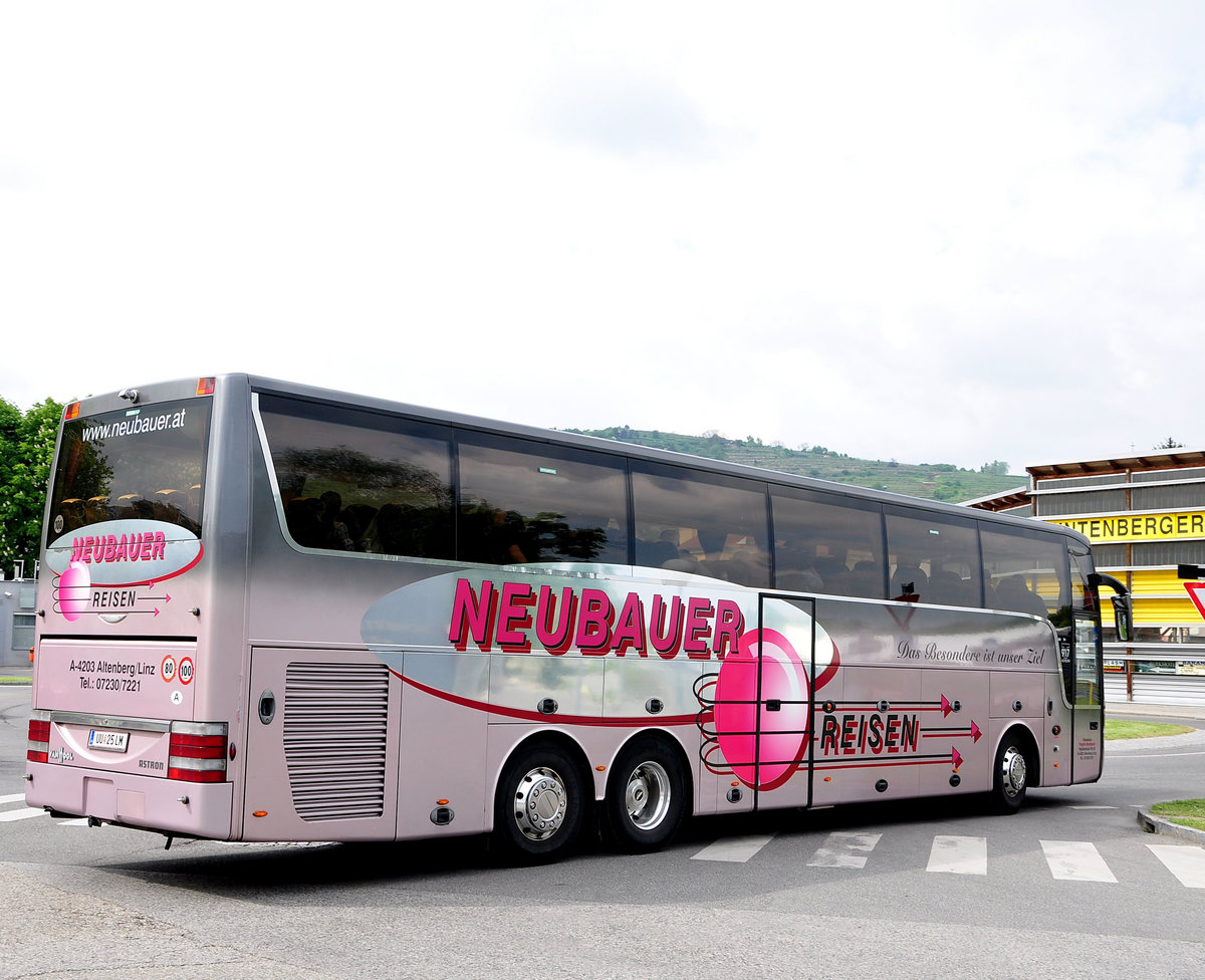 Van Hool T917 Astron von Neubauer Reisen aus �sterreich in Krems gesehen.