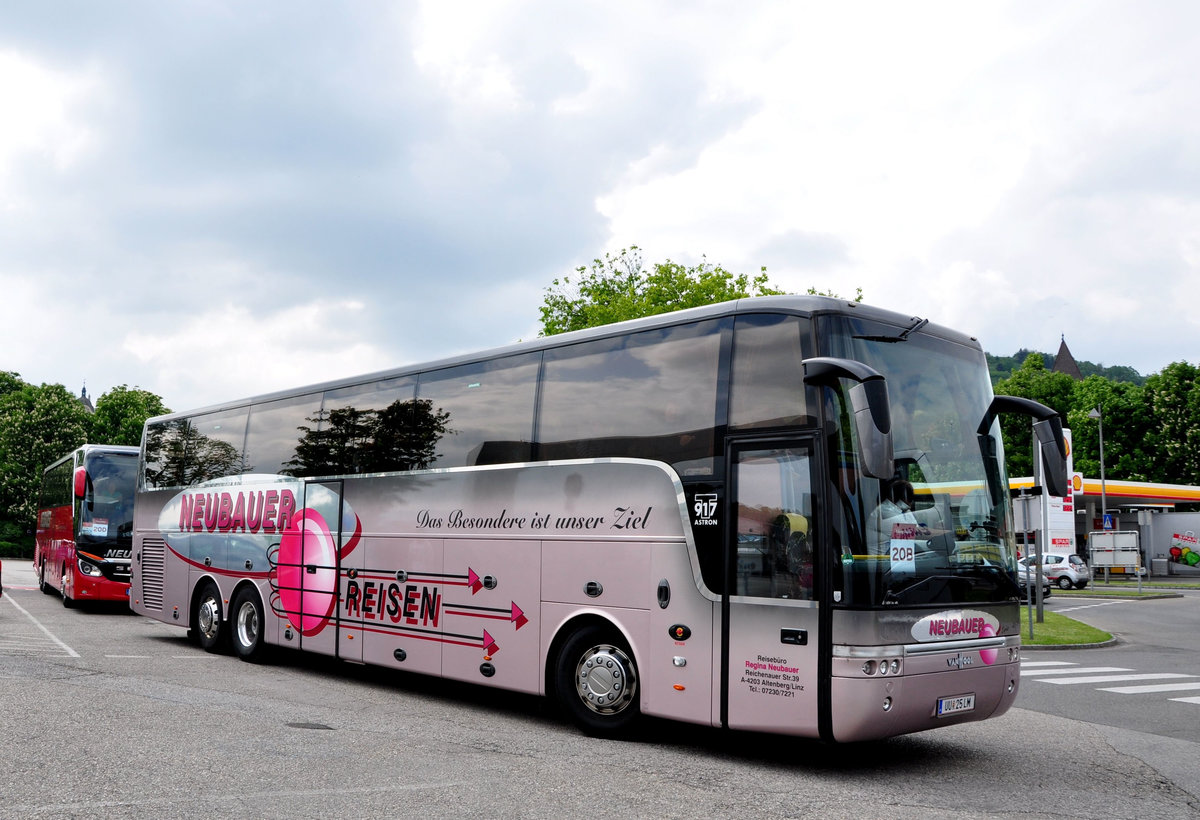 Van Hool T917 Astron von Neubauer Reisen aus �sterreich in Krems gesehen.