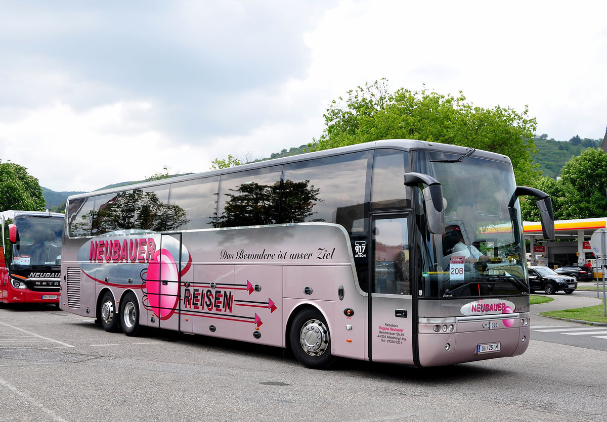 Van Hool T917 Astron von Neubauer Reisen aus �sterreich in Krems gesehen.