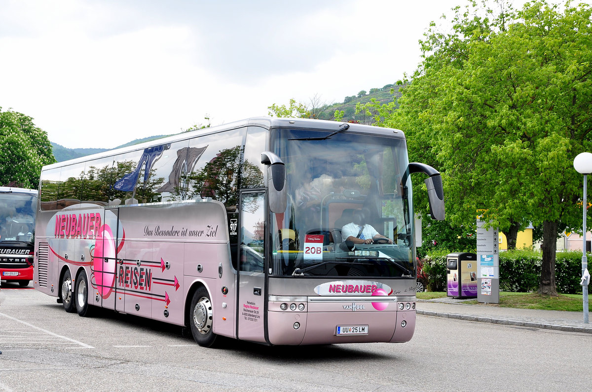 Van Hool T917 Astron von Neubauer Reisen aus �sterreich in Krems gesehen.