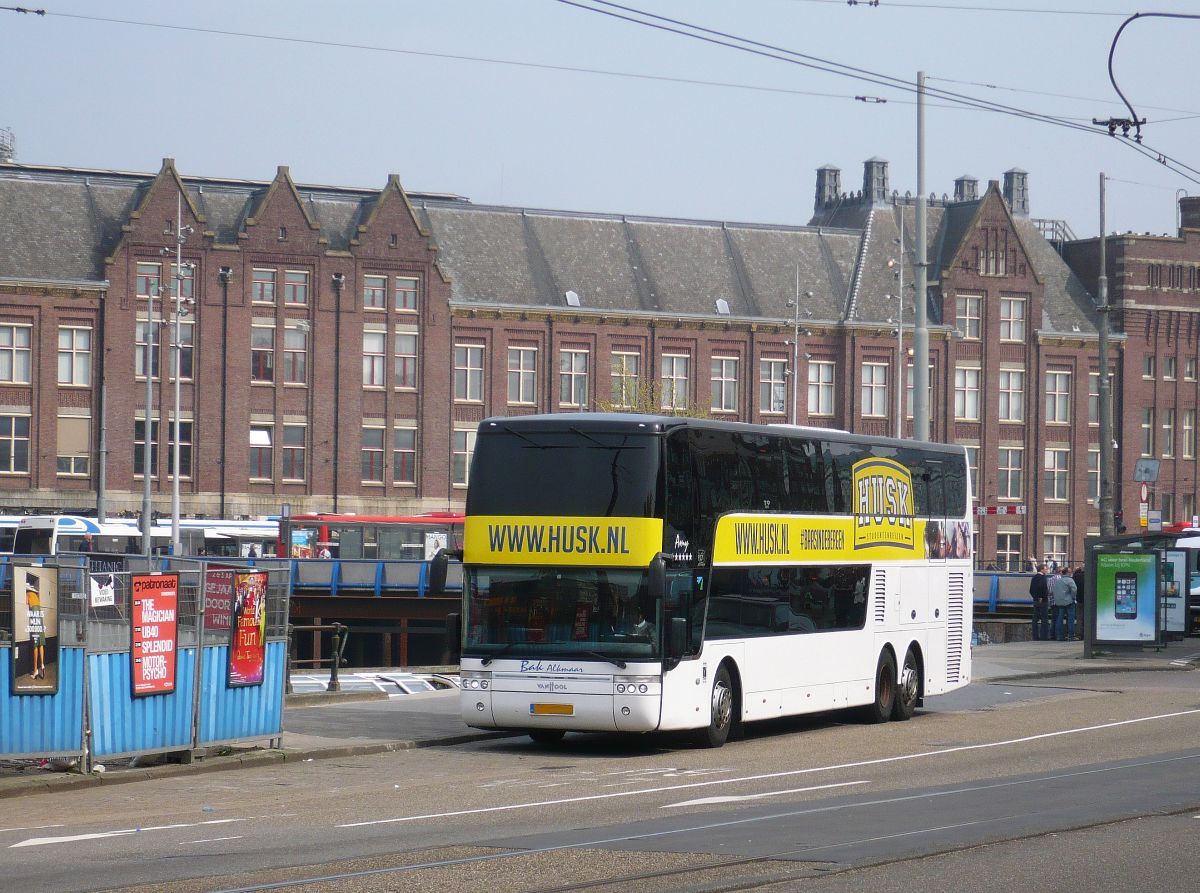 Van Hool TD927 Astromega Reisebus der Firma Bak. Prins Hendrikkade, Amsterdam, Niederlande 02-04-2014.

Van Hool TD927 Astromega reisbus van de firma Bak uit Alkmaar. Prins Hendrikkade, Amsterdam 02-04-2014.