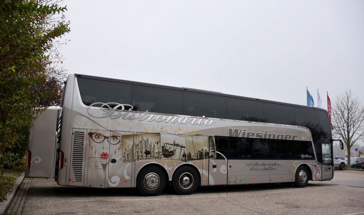Van Hool TX von WIESINGER Reisen aus Ober�sterreich 2017 in Krems gesehen.