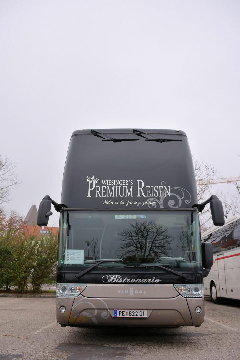 Van Hool TX von WIESINGER Reisen aus Ober�sterreich 2017 in Krems gesehen.