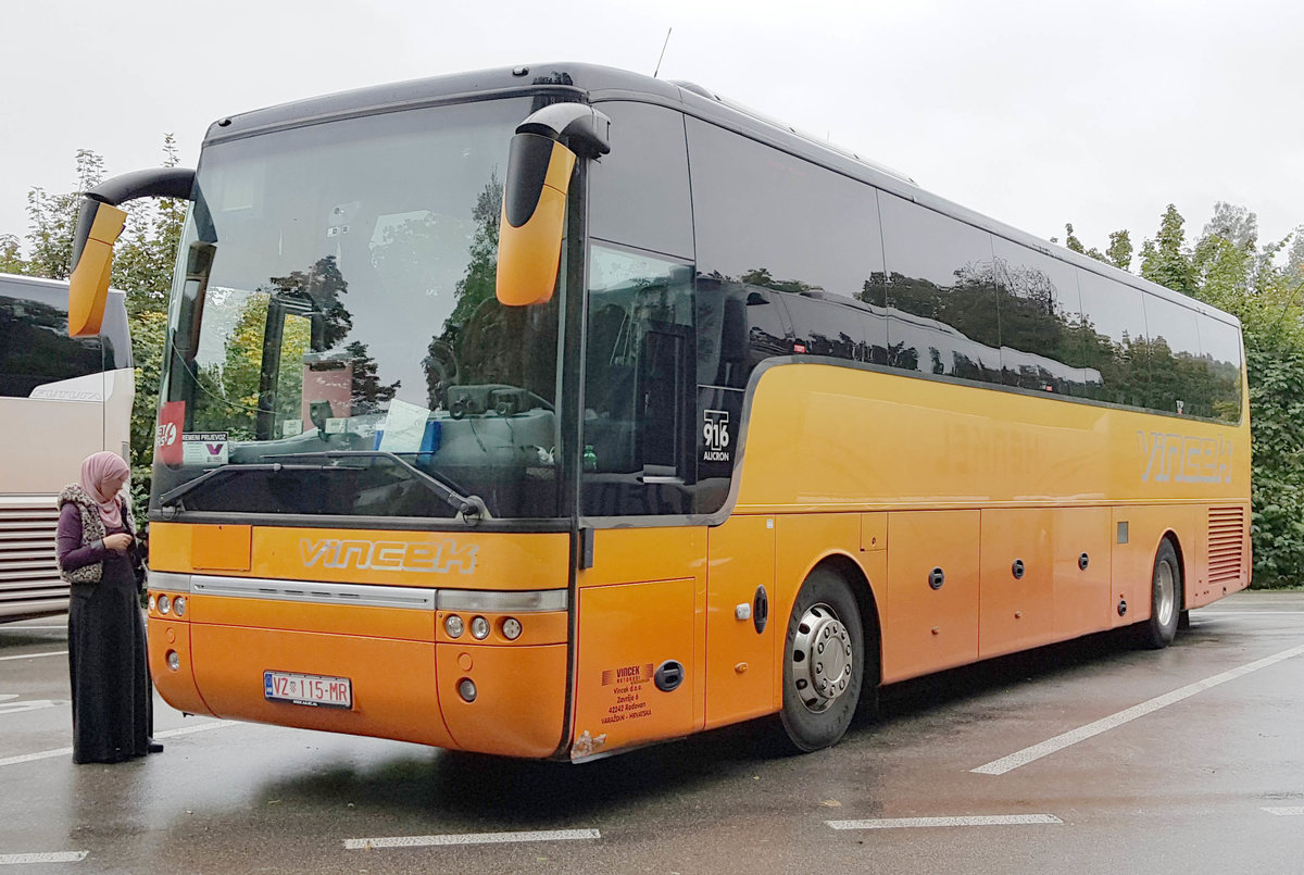 VanHool T9 von VINCEK steht am Rheinfall im Oktober 2019