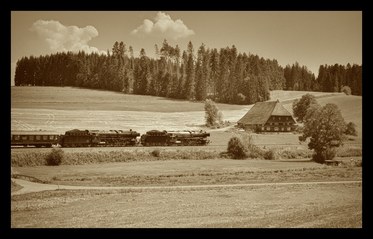 Variationen im Schwarzwald mit der Dampflok des Vereins Pacific 01 202. 

Variante zwei: Aufnahme von 01 202 und 01 150-7 mit Rotfilter bei Stockburg im Schwarzwald. Im Stile eines Landschaftsfotografen mit Faible für Wolken. August 2015. Ausnahmsweise mit Retouche.