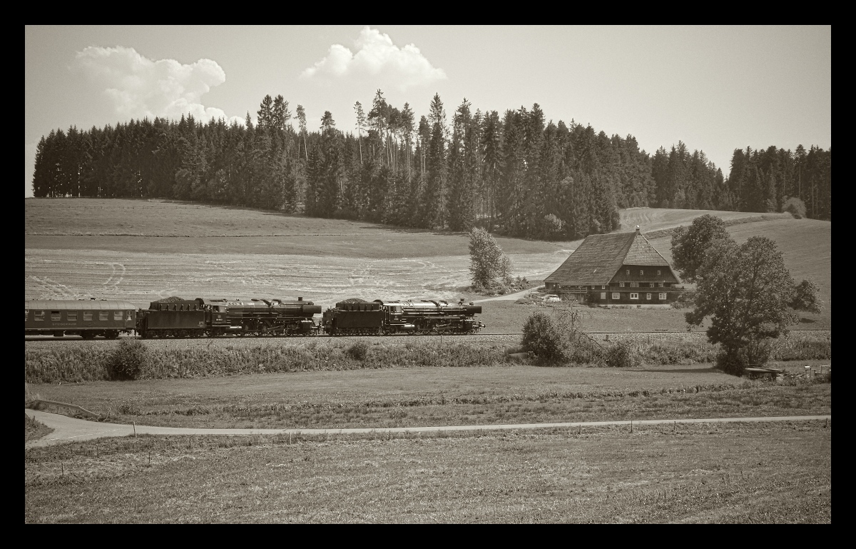 Variationen im Schwarzwald mit der Dampflok des Vereins Pacific 01 202. 

Variante eins: Aufnahme von 01 202 und 01 150-7 mit Ilford HP4 bei Stockburg im Schwarzwald. Hoffentlich ein klein wenig im Stile Carl Bellingrodts. August 2015. Ausnahmsweise mit Retouche.

