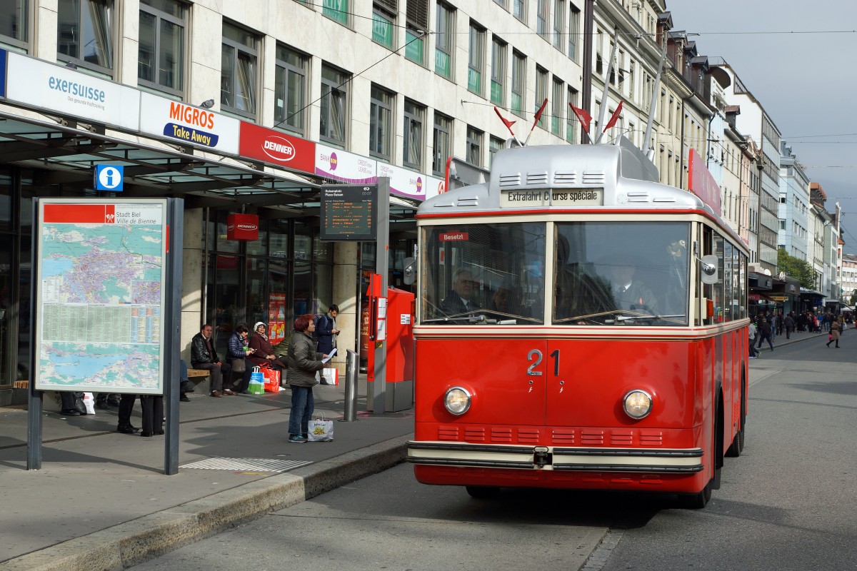 VB: Am 24. Oktober 2015 feierten die Bieler Trolleybusse ihr 75 Jahr Jubiläum. Nebst verschiedenen Attraktionen wurden ab dem Zentralplatz stündlich Oldtimerfahrten mit dem historischen Trolleybus Nr. 21 durchgeführt. Vor der Inbetriebnahme der Trolleybusse verkehrt in Biel eine Strassenbahn mit einem umfangreichen Netz. Ein einziger Fahrzeug blieb bei der Museumsbahn Blonay Chamby der Nachwelt erhalten. Auch beabsichtigt Biel die Wiedereinführung der Strassenbahn. Da Trolleybusse dem Eisenbahngesetz unterstehen, können sie auch bei den Bahnen eingestellt werden.
Foto: Walter Ruetsch 
