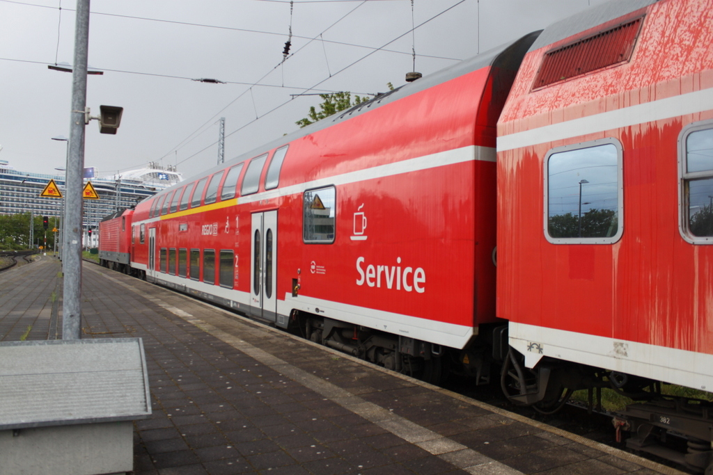 VBB-Service Wagen DABpbza 757.4 war am 15.05.2016 zu Gast in Warnem�nde im Hintergrund lag die Regal Princess