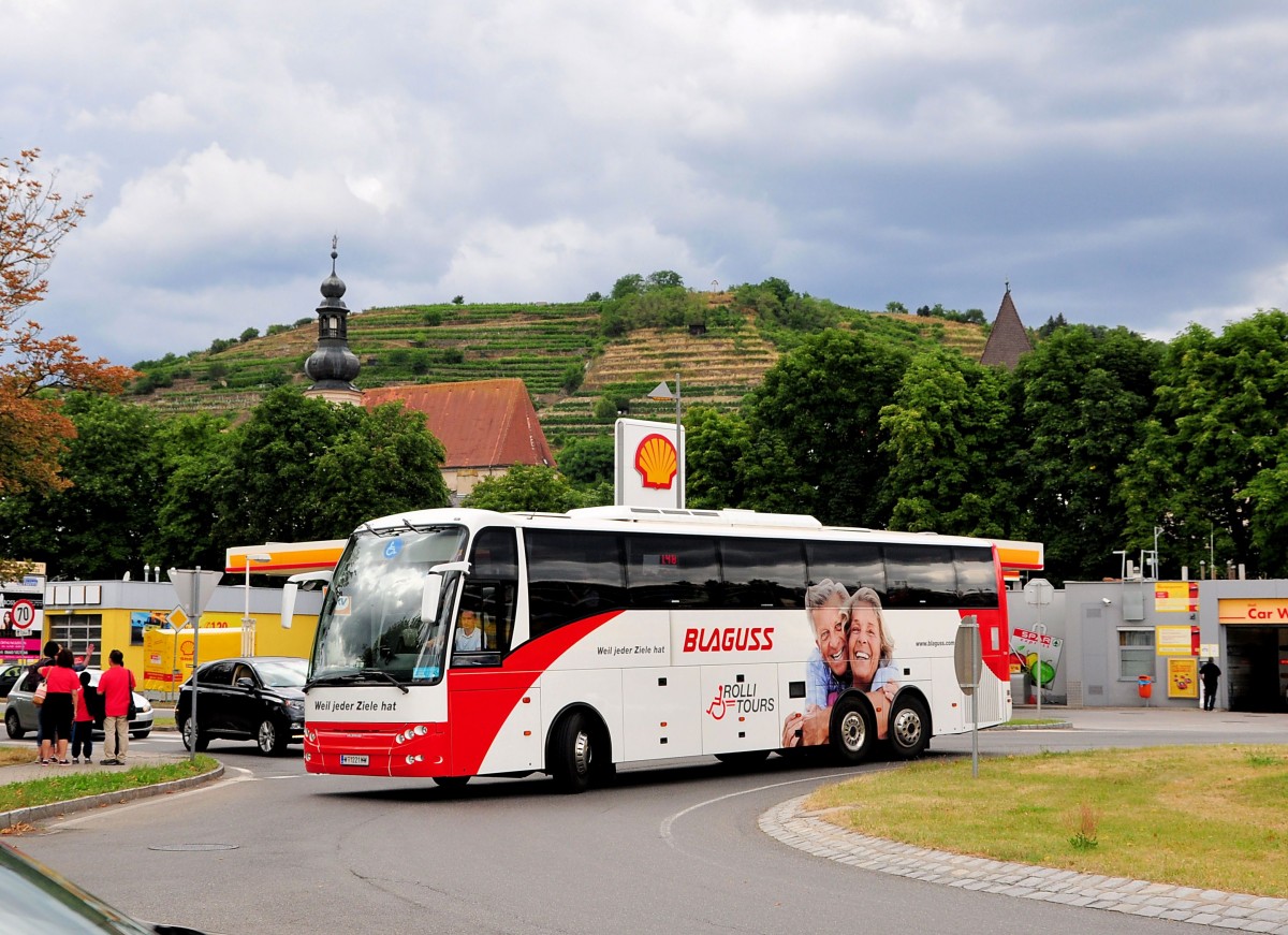 VDL Berkhof von Blaguss Reisen aus Wien (Rolli Tour=Lift fr Menschen mit Behinderung) in Krems gesehen.