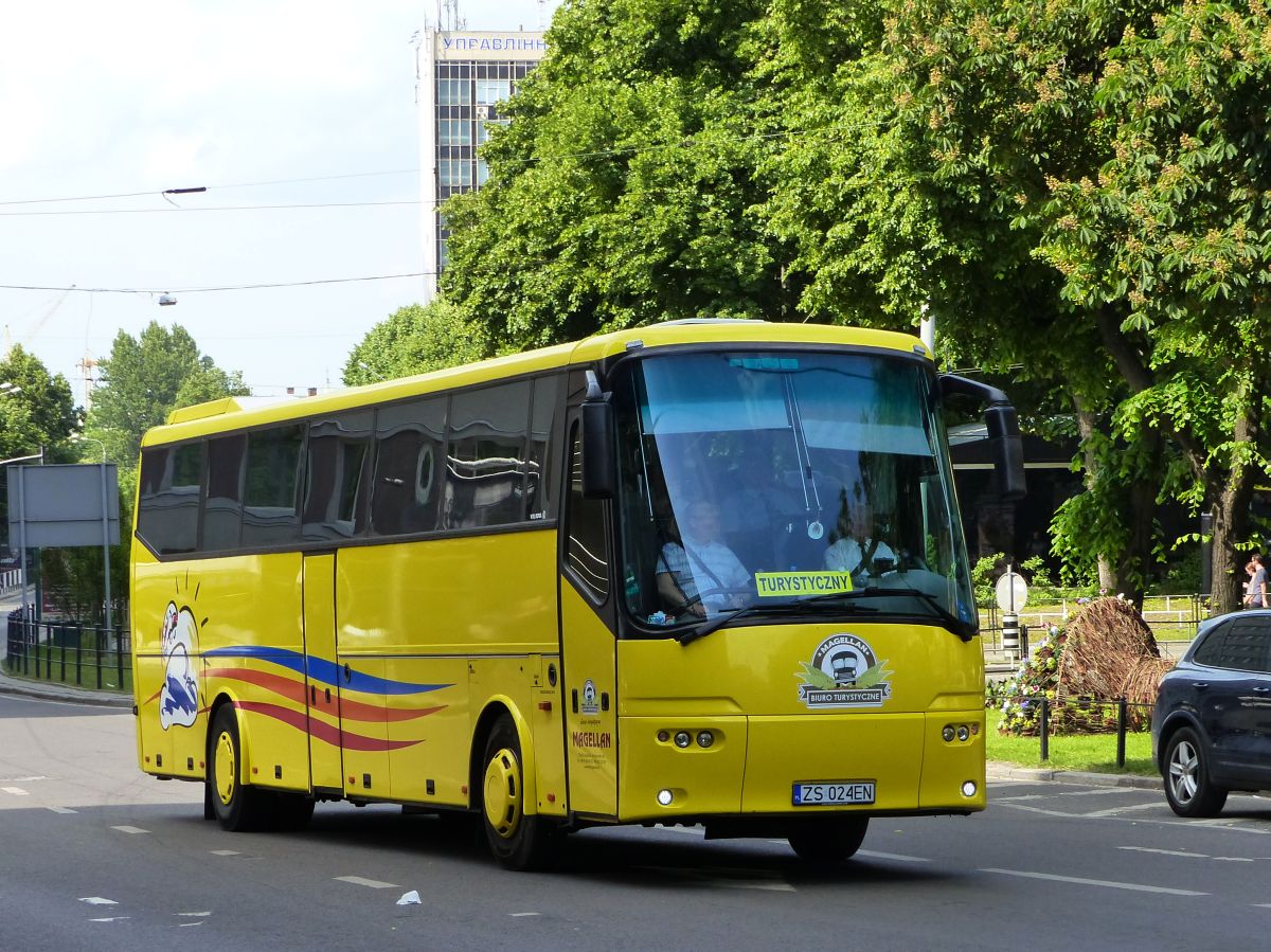 VDL Bova Futura Reisebus der Firma  Magellan  aus Polen. Prospekt Vyacheslava Chernovola, Lviv, Ukraine 04-06-2017.

VDL Bova Futura reisbus van  Magellan  uit Polen. Prospekt Vyacheslava Chernovola, Lviv, Oekrane 04-06-2017.