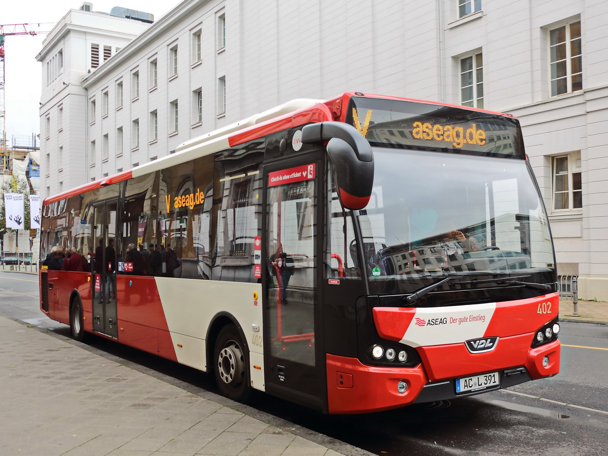 VDL Citea LLE, hier  der Wagen 402 der ASEAG nahe dem Theaterplatz am 09. Oktober 2020.