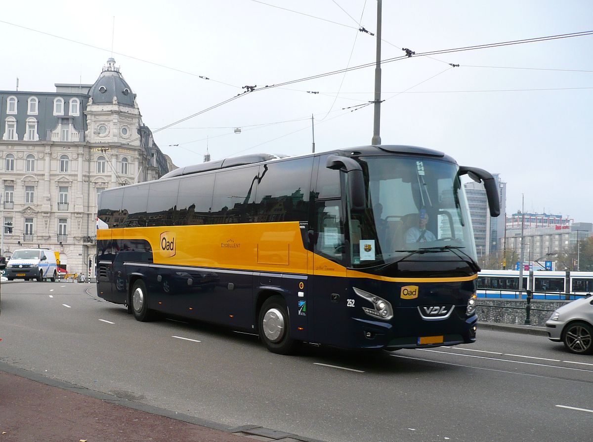 VDL FHD2 122.410 reisbus Baujahr 2012 der Firma OAD. Prins Hendrikkade, Amsterdam 05-11-2014.

VDL FHD2 122.410 reisbus bouwjaar 2012 van de firma OAD. Prins Hendrikkade, Amsterdam 05-11-2014.