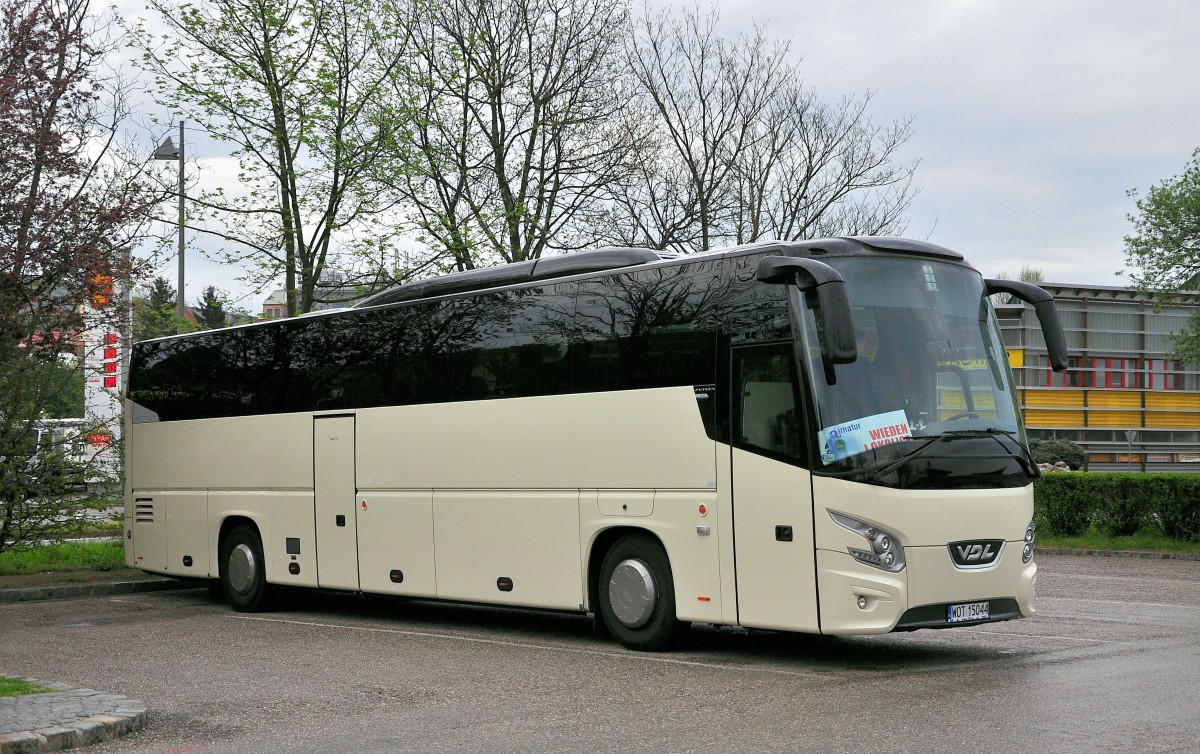 VDL Futura aus Polen am 17.4.2015 in Krems.