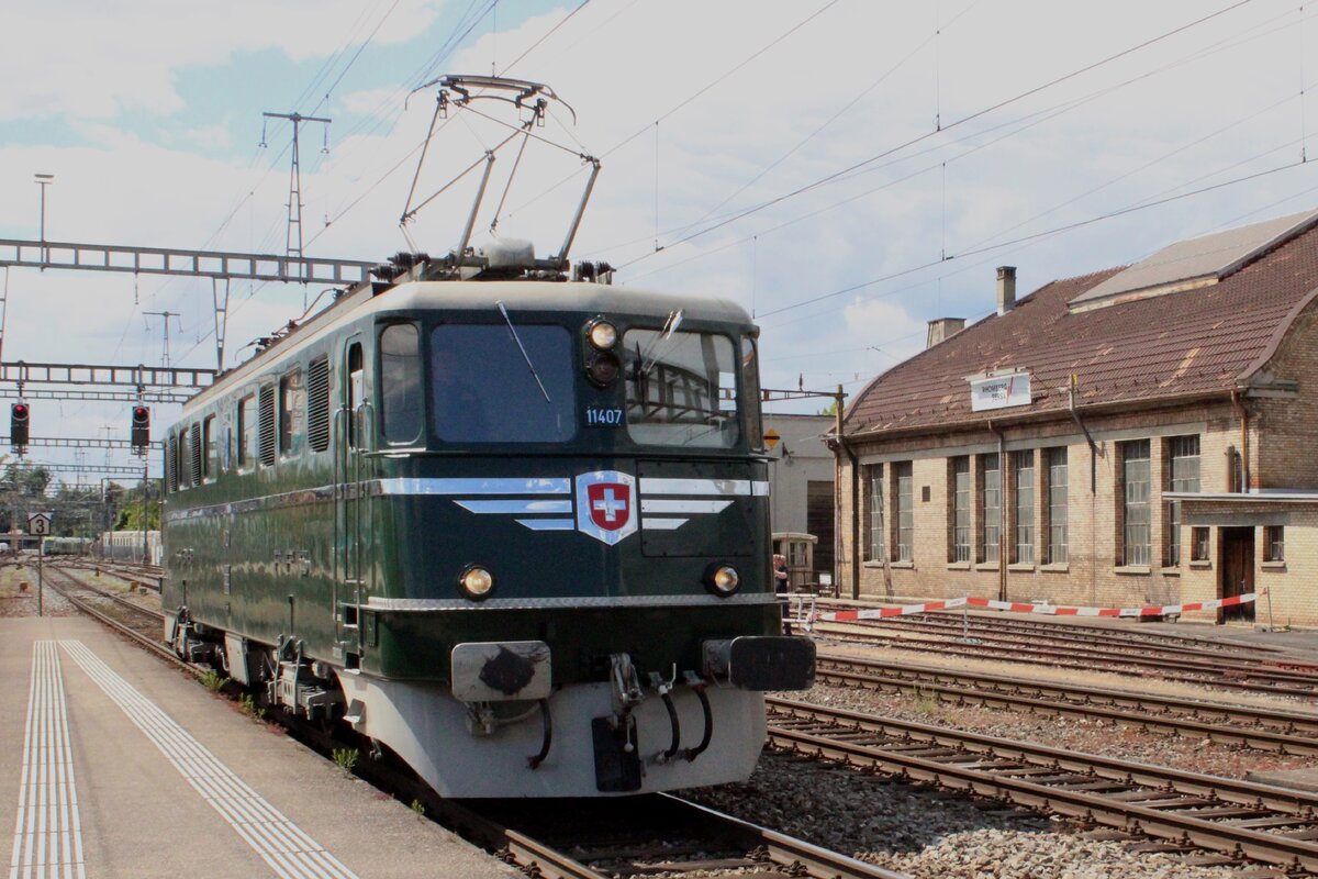 Verein Mikado 1254 haben einige Elloks une eine davon, die 11407, setzt sich am Nachmittag von 17 Mai 2025 vor ein Sonderzug in Burgdorf während das Bahnspektakel  150 Jahre Emmentalbahn  das in die ganze Region Emmental gefeiert wurde.