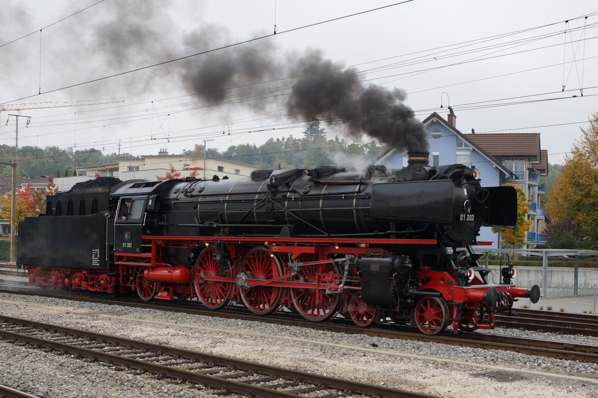 Verein Pacific 01 202: Tag der offenen Remisentore mit 01 202 und DBB Ec 3/5 5810 in Lyss am 10. Oktober 2015.
Foto: Walter Ruetsch